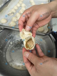 現(xiàn)場給客戶做灌湯包，效果滿意！